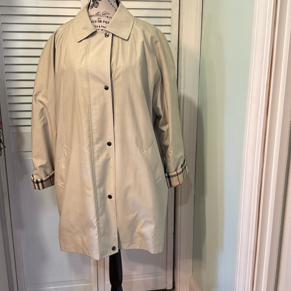 Ladies Burberry Coat with Zip in/out liner. US 10